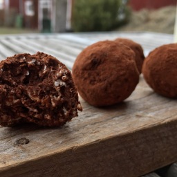 Swedish style chocolate balls – normal & vegan-raw style